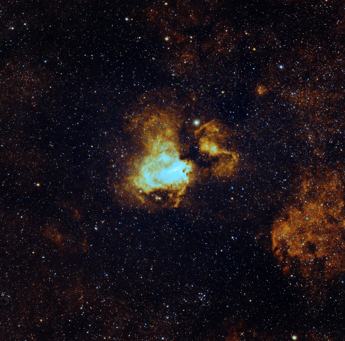 Nébuleuse Oméga, prise du 22 juillet 2026, 11 h 01 de pose, avec les étoiles, rendu or et cyan