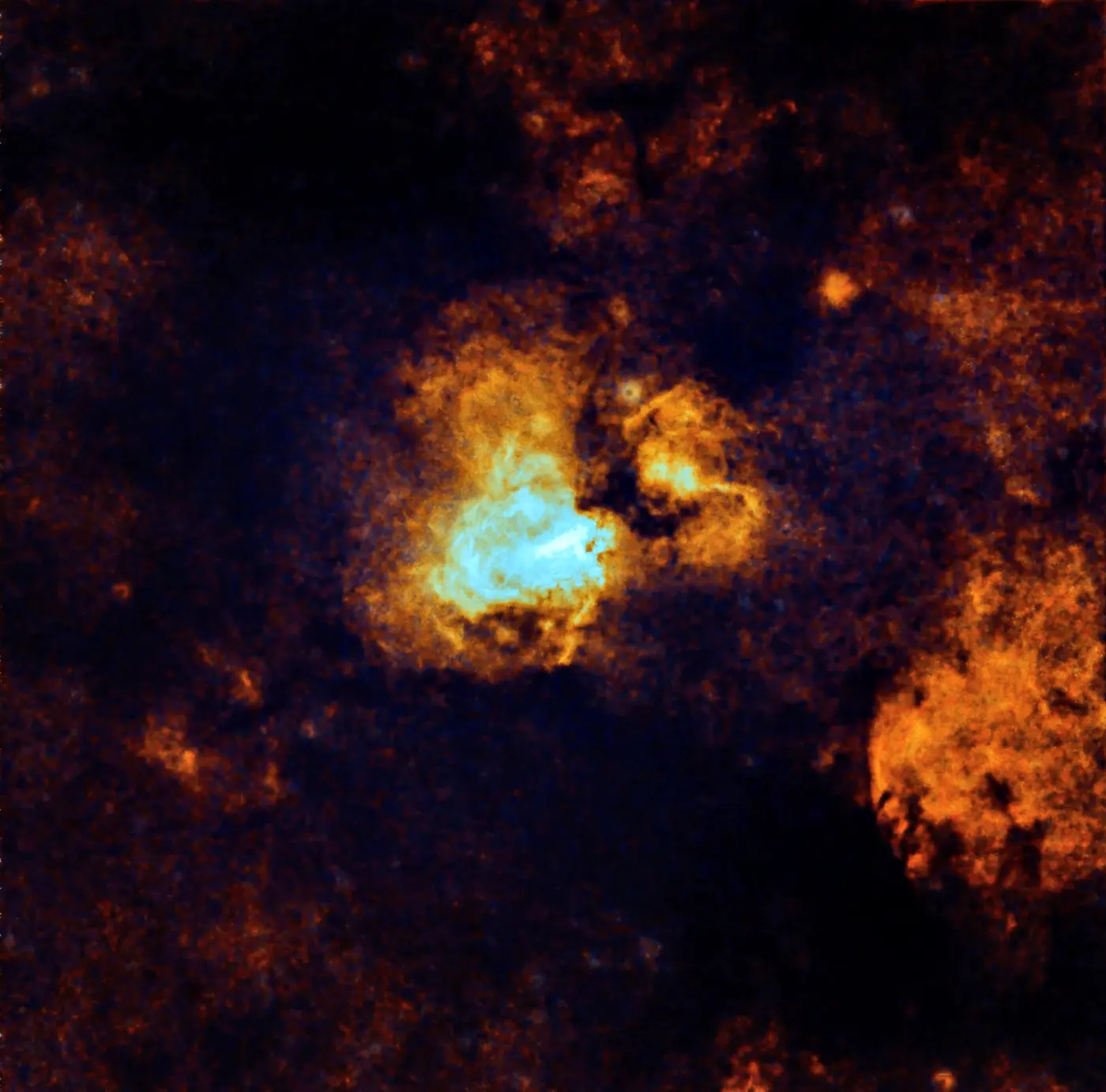 Nébuleuse Oméga, prise du 22 juillet 2026, 11 h 01 de pose, sans les étoiles, rendu or et bleu