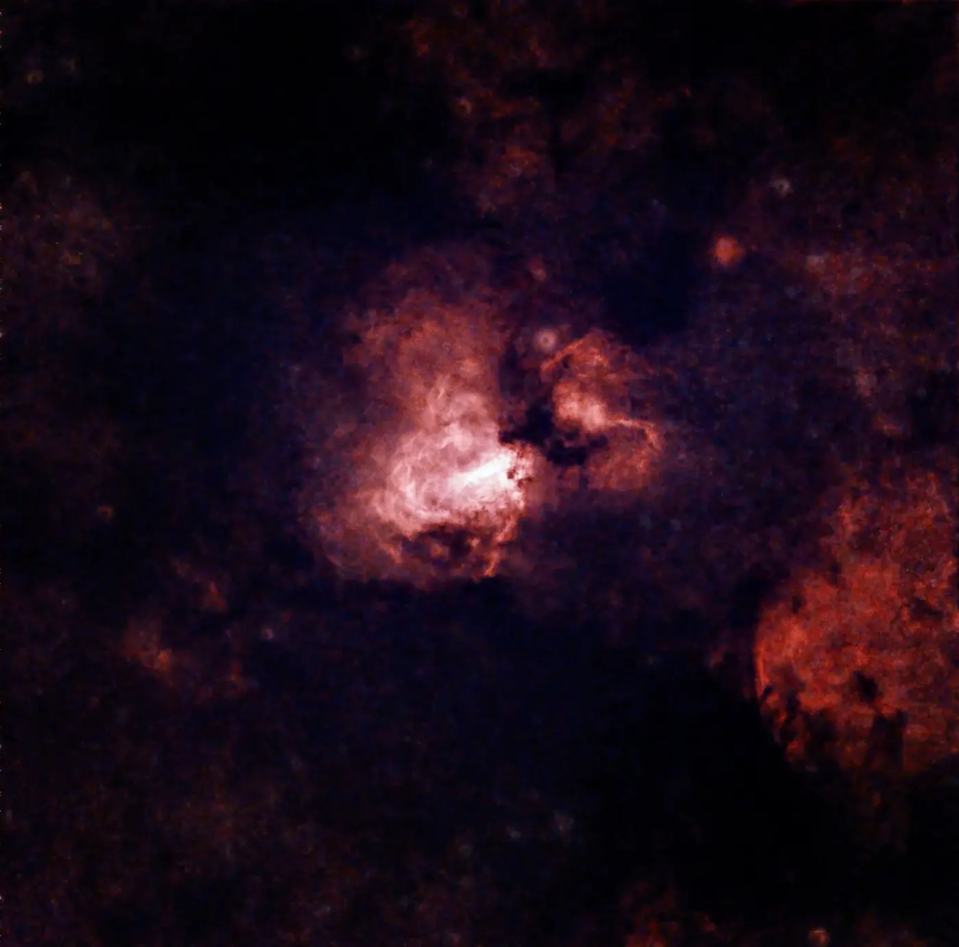 Nébuleuse Oméga, prise du 22 juillet 2026, 11 h 01 de pose, sans les étoiles, rendu rouge doux