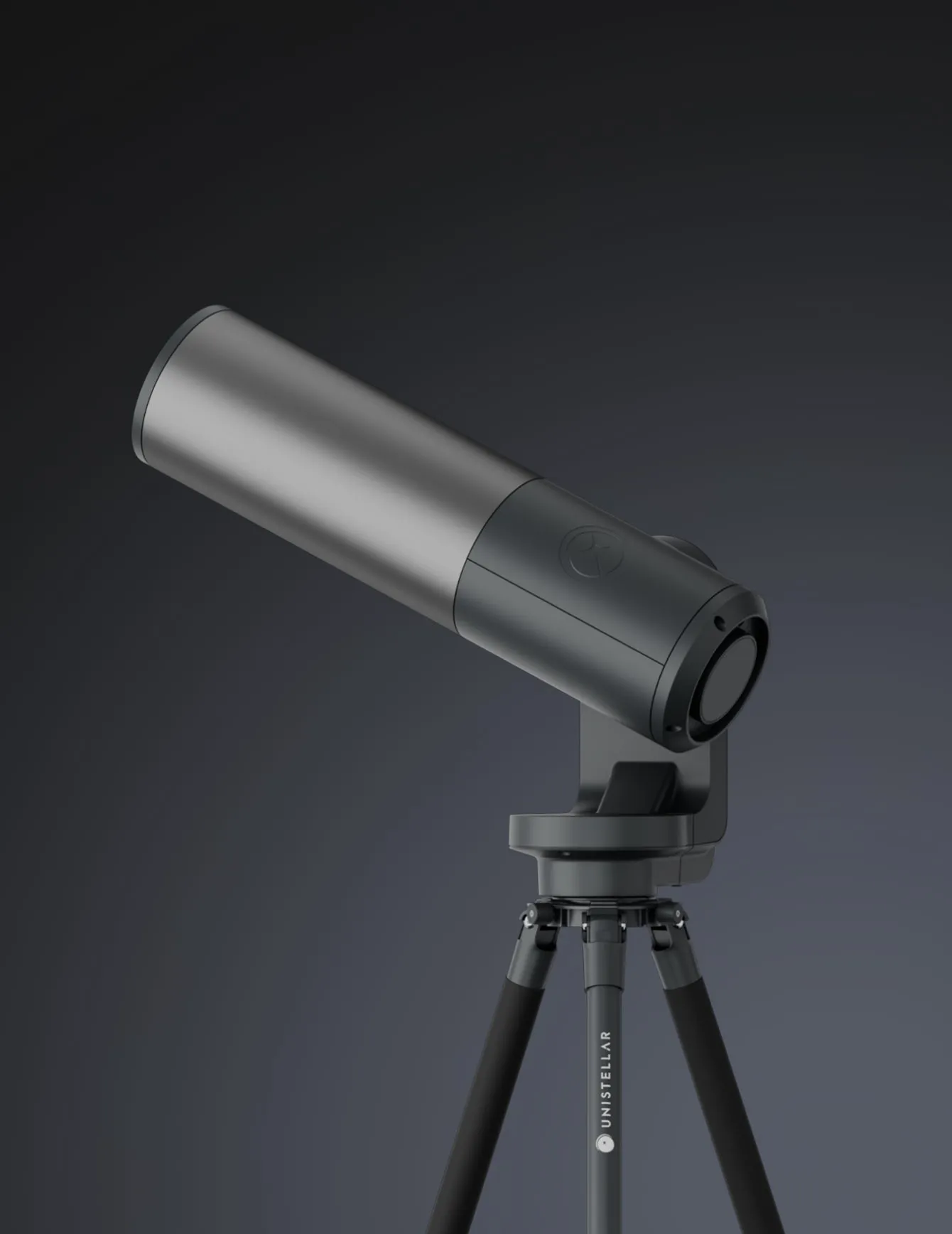 L'eQuinox 2 en position d'observation, tube incliné vers le ciel, sur un fond de studio gris anthracite.
