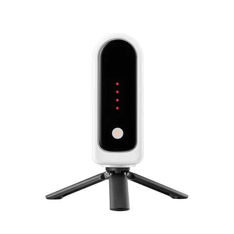 Le Seestar S30 Pro vu de face, replié sur son trépied. Le panneau noir porte quatre témoins rouges alignés et le bouton d'allumage.